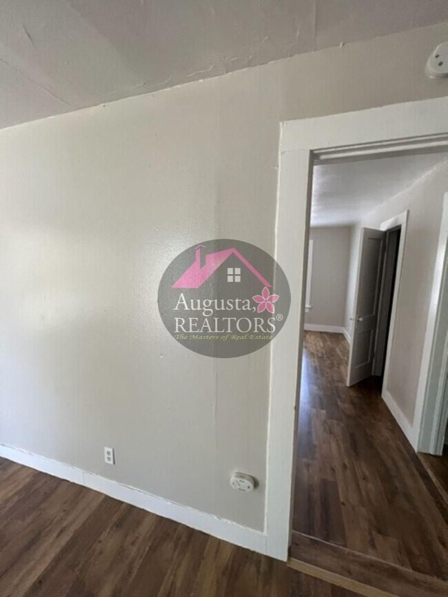 Building Photo - Adorable One Bedroom Duplex!