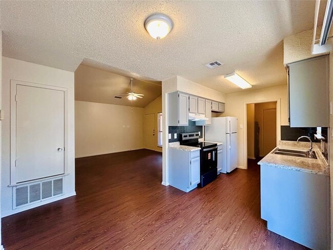 Building Photo - 8802 Pineridge Dr