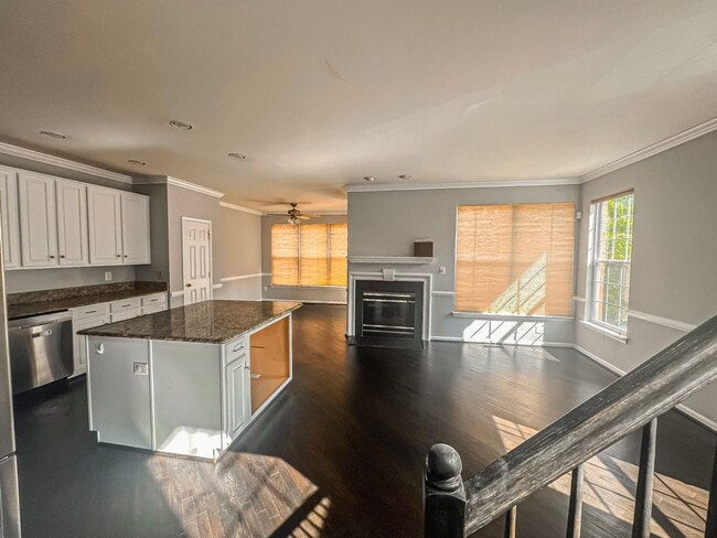 Building Photo - Stunning 3 Bed 3.5 Bath Brick Colonial End-Unit Townhome In Vibrant Kingstowne Community