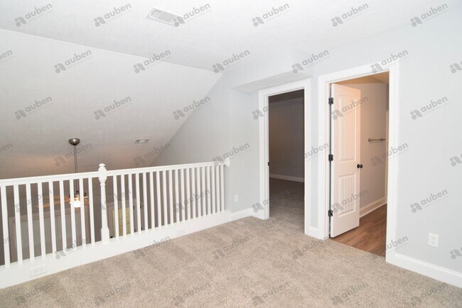 Building Photo - Like new 3 bed/3 bath single-family home f...