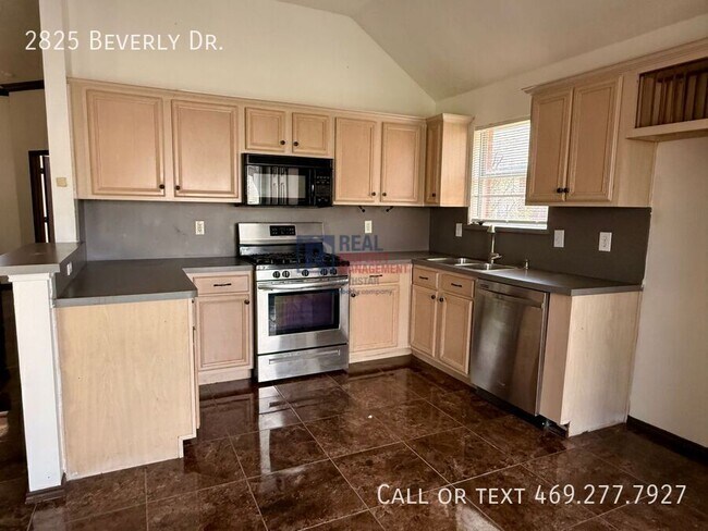 Building Photo - 2825 Beverly Dr