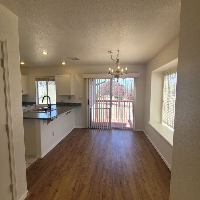 Building Photo - Great Location!  2 bed, 2 bath End Unit Condo ~ North Prescott