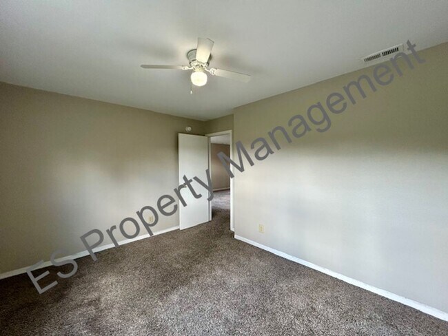 Building Photo - Great 3 Bedroom 2.5 Bathroom Two Story Home with Loft in Lawrence!