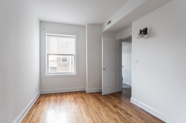 Building Photo - Sheridan Park / Uptown - 2 Bed / 2 Bath - Steps to Beach