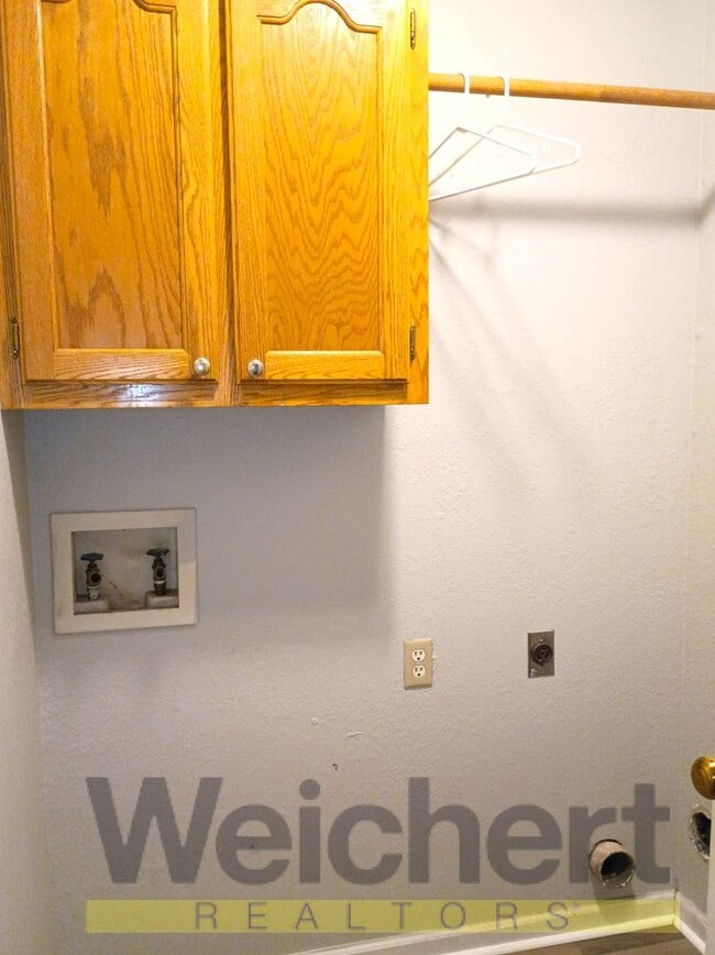 Building Photo - Spacious 3 bedroom home with attached garage