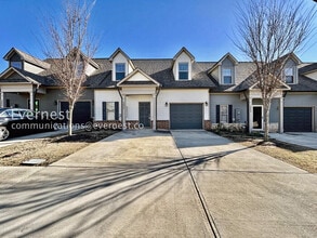 Building Photo - Spacious 3 Bed, 2.5 Bath Home with Modern Amenities / Available Soon!