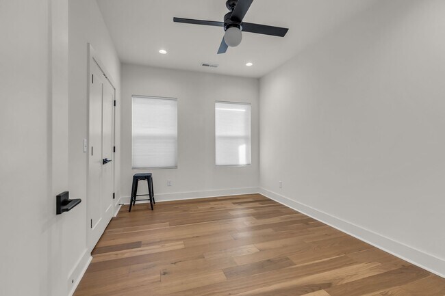 Building Photo - 715 32nd Ave N