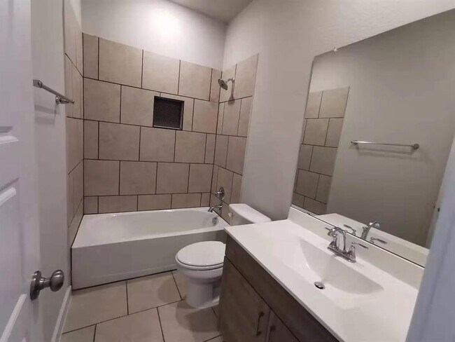 Building Photo - 118 Dedina Dr