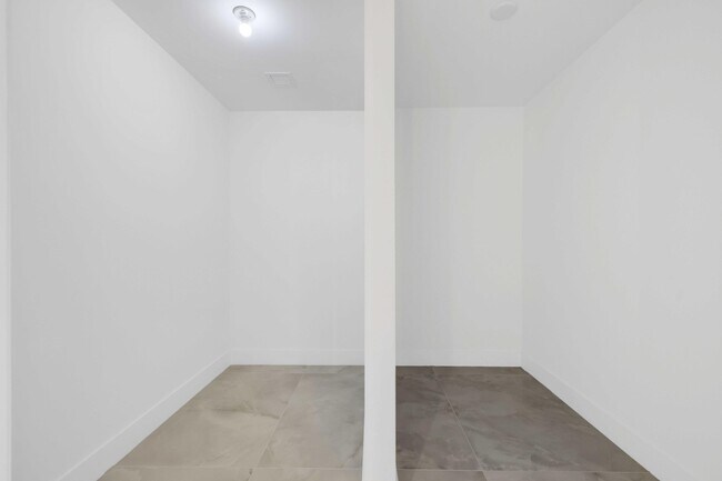 Building Photo - 475 E Royal Palm Rd