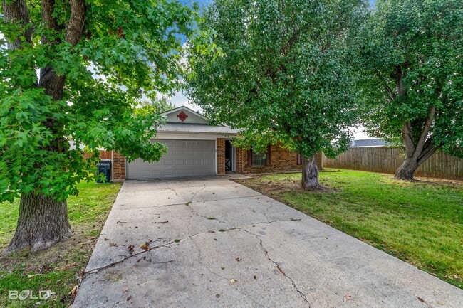 Building Photo - Check Out This 3 Bedroom 2 Bath Close to B...