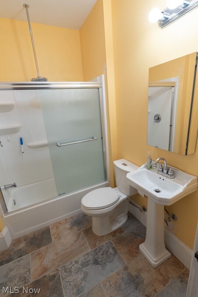 Building Photo - 1362 W 59th St