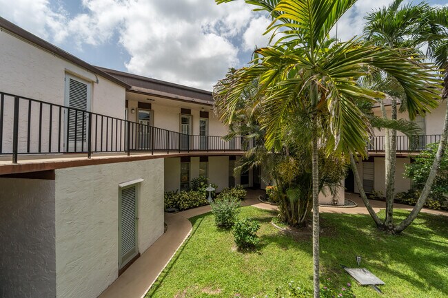 Building Photo - 4 Greenway Dr