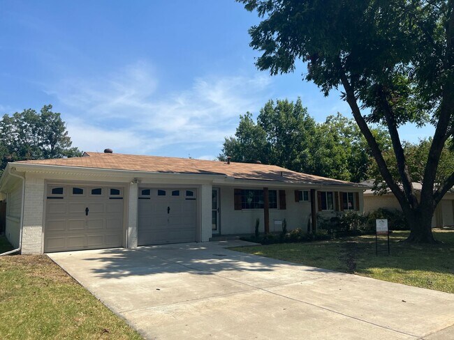 Building Photo - Custom Remodeled Home on a Tree lined street in Benbrook!!  Bonus Room could be game room extra l...