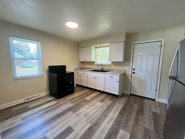 Building Photo - 307 Sunset Ln