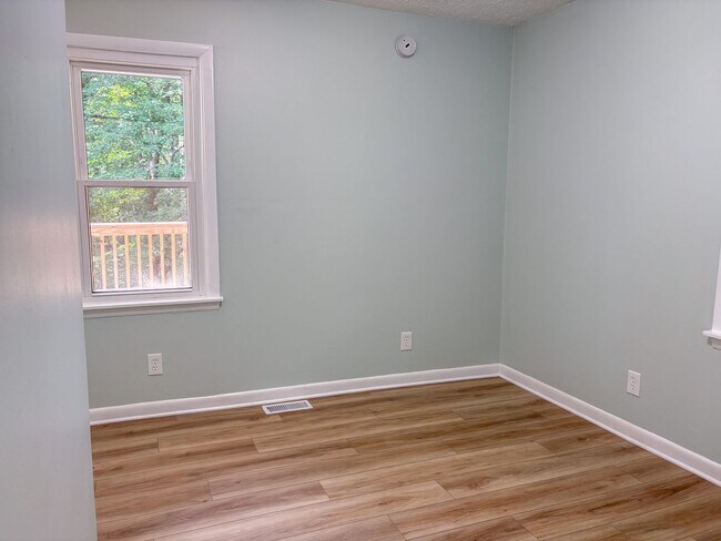 Building Photo - Single Family Residence