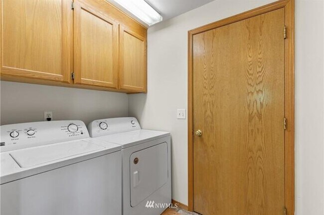 Building Photo - 107 E King Pl