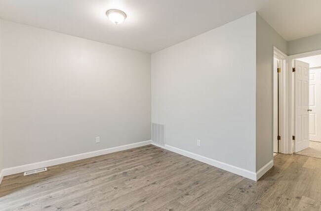 Building Photo - Two bedroom, two bath apartment with golf ...