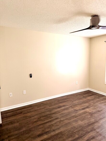 Building Photo - 100 Spring Creek Dr