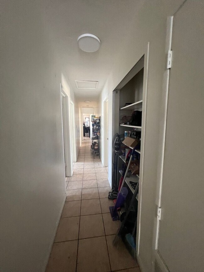 Building Photo - 10 bedrooms 7 bathrooms- 5 master bedrooms total!