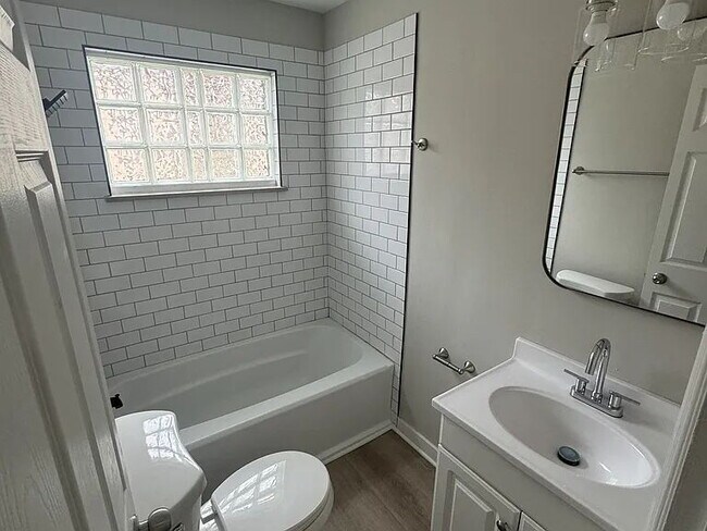 Building Photo - Close to downtown without the price tag. Updated 1BD/1BA with hardwood floors, granite counters, ...