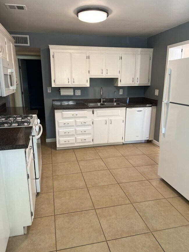 Building Photo - 4831 E Hampton St