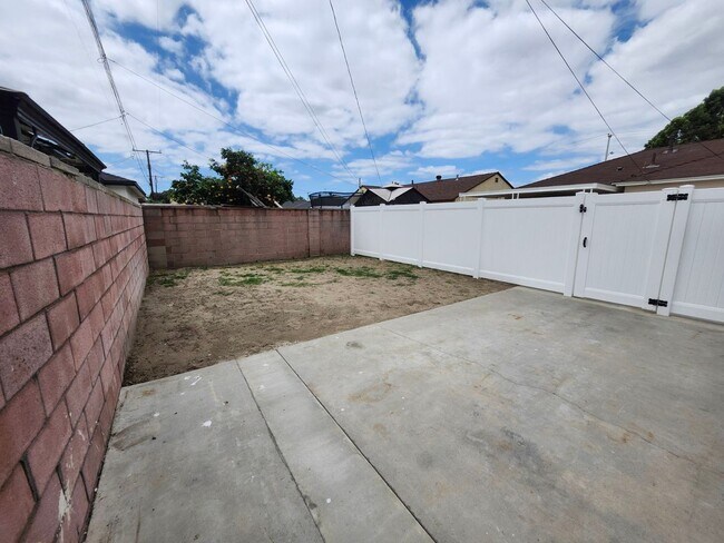 Building Photo - 13420 Harvest Ave