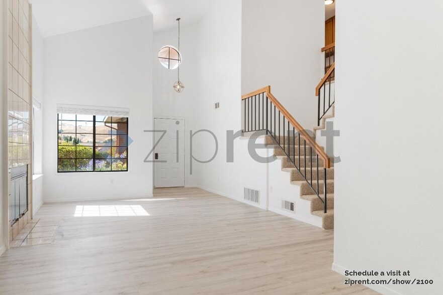 Building Photo - 5429 Cabrillo Sur