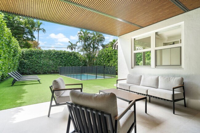 Building Photo - 634 W 47th St