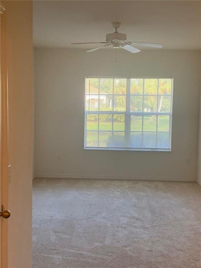 Building Photo - 2 / 2 Lakefront Condo