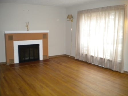 Building Photo - SPACIOUS single family home with double ga...