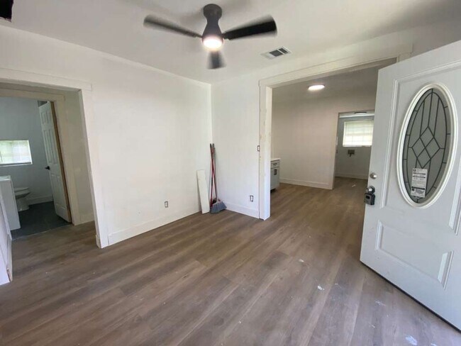 Building Photo - BEAUTIFUL HOME IN HOUSTON. MOVE IN READY!.