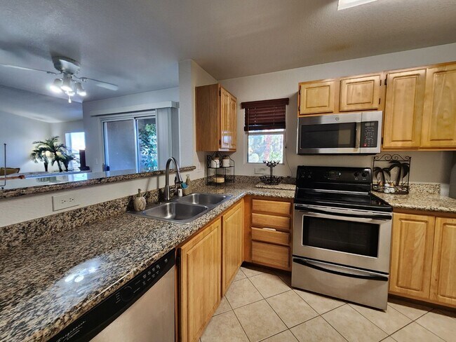 Building Photo - Gated 2 Bedroom Condo - Furnished