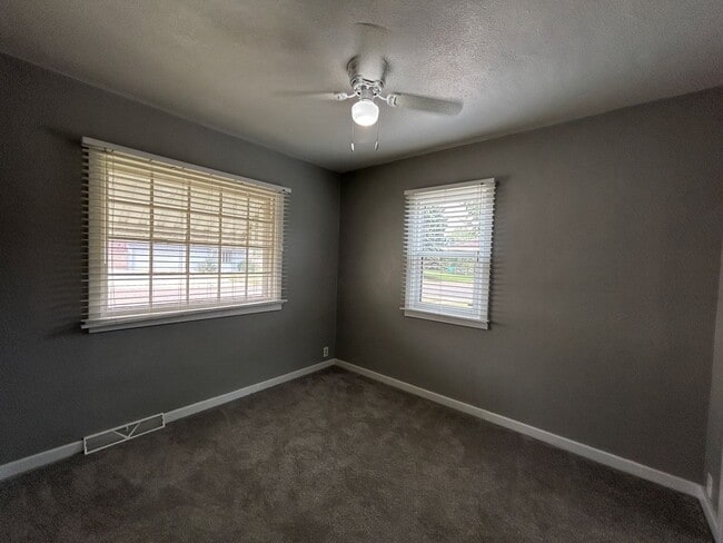 Building Photo - Charming 3 bedroom House