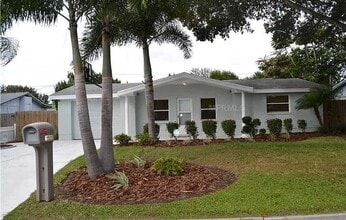 Building Photo - 2/2 Beautifully Landscaped Home
