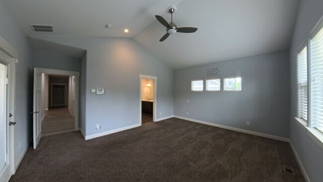 Building Photo - 6892 Baudelaire