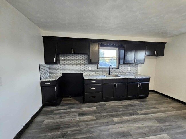 Building Photo - Beautiful 4 Bed, 1 Bath Home for Rent- Spa...