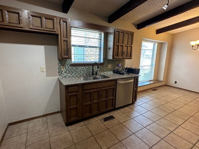 Building Photo - Large single story 4 bedroom