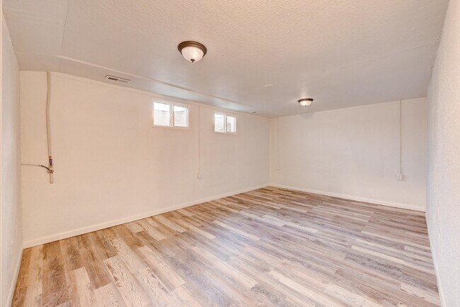 Building Photo - $1,885.00 - 4 Beds, 2 Bath, Duplex in Litt...