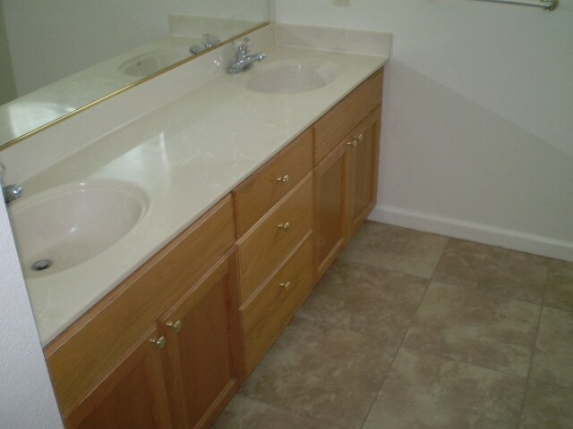Building Photo - Well Maintained Single Level 4 Bedroom, Fo...