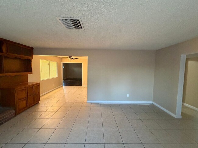Building Photo - Affordable 3 BD 2 BA house in SW Bakersfield on a corner lot