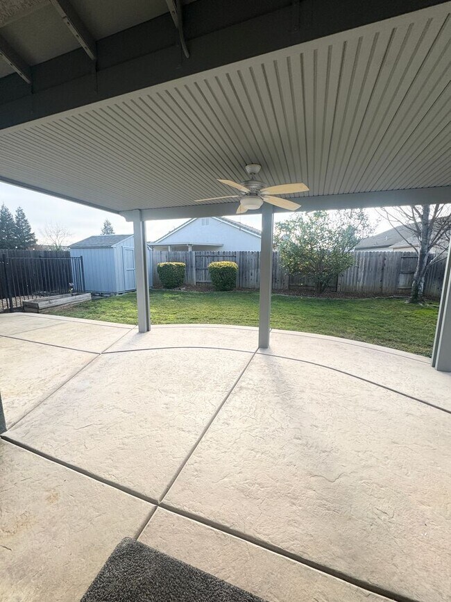 Building Photo - THREE BEDROOM TWO BATH SINGLE STORY HOME SEE VIDEO