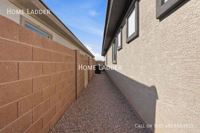 Building Photo - 10812 E Tesla Ave