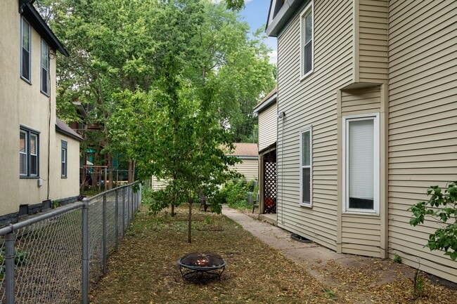 Building Photo - 206 E 27th St
