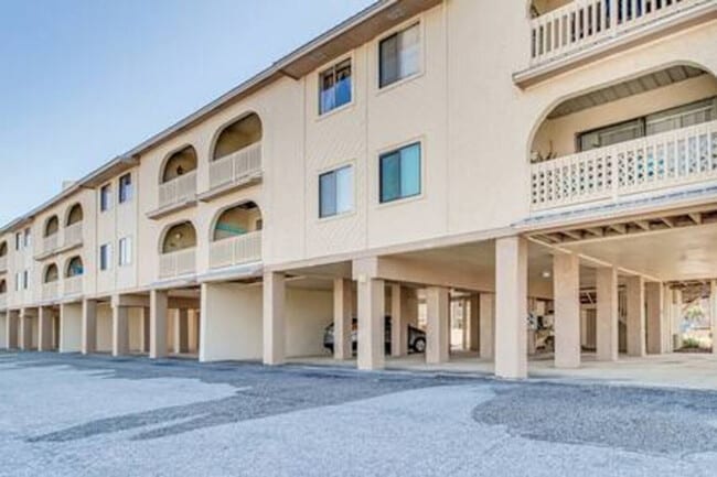 Building Photo - 924 W Beach Blvd