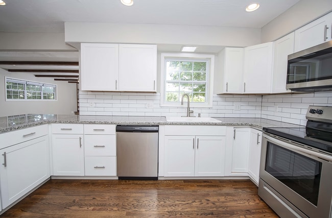 Building Photo - Privacy Fenced, 3 bed 3 bath in South Springfield (Ask about our special)