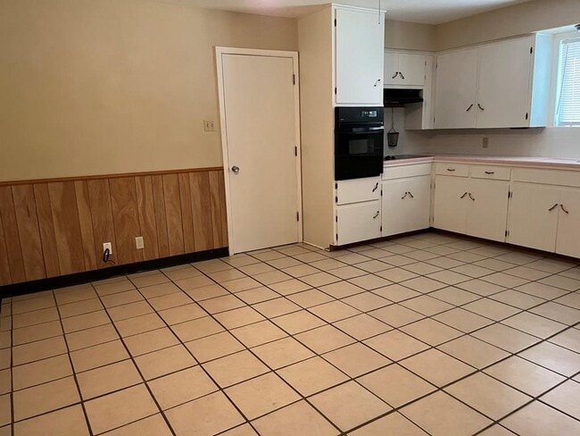 Building Photo - 612 Bluebonnet Dr