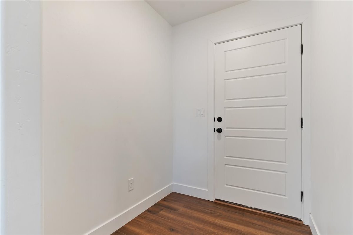 Building Photo - 4729 E Lk Cor Dr