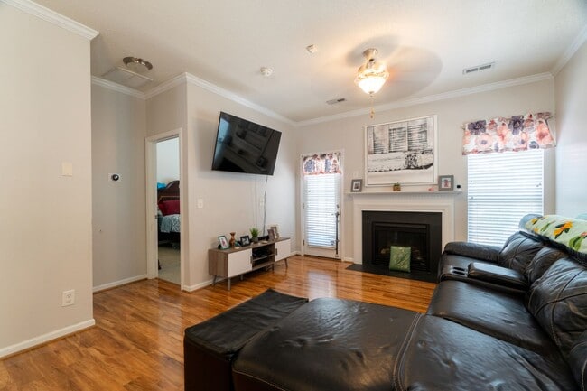 Building Photo - Beautiful townhome in Whitsett NC