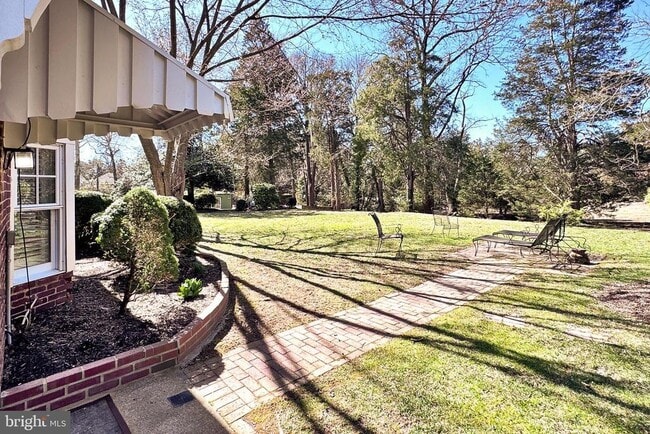 Building Photo - 8022 E Boulevard Dr