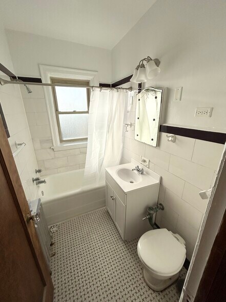 Building Photo - 5234 N Rockwell St